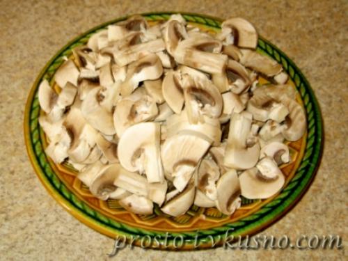 Курица с овощами и грибами на сковороде. Куриное филе с шампиньонами и маринованными огурчиками