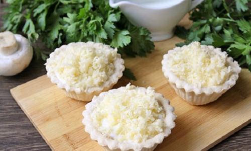 Жульен в грибных шляпках. Жульен в тарталетках с курицей и грибами