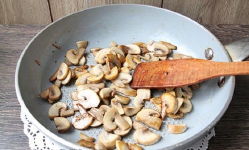 Жульен в грибных шляпках. Жульен в тарталетках с курицей и грибами