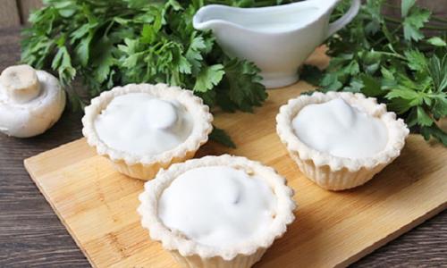 Жульен в грибных шляпках. Жульен в тарталетках с курицей и грибами