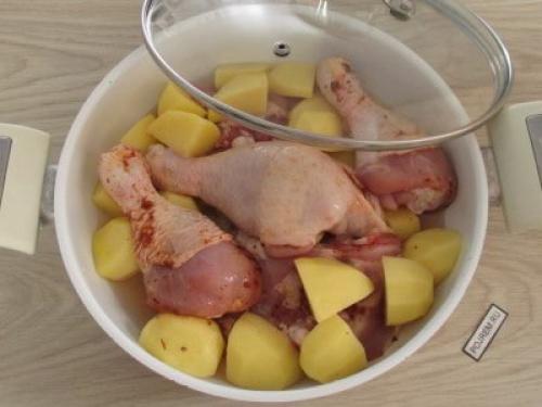 Курица с картошкой в томатном соусе на сковороде. Рецепт: