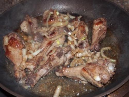 Утиные крылышки с яблоками. 681. Утиные крылышки с картошкой, тушеные в сметане