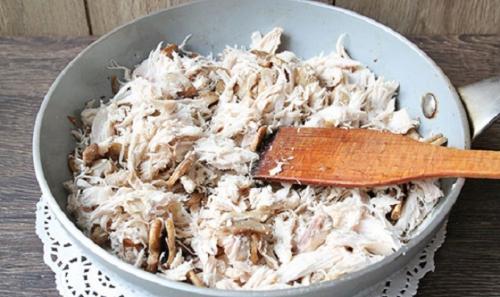 Жульен в грибных шляпках. Жульен в тарталетках с курицей и грибами