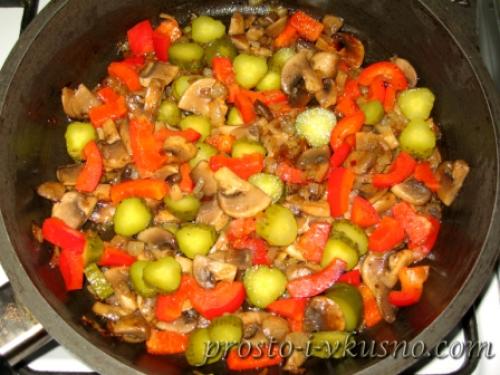 Курица с овощами и грибами на сковороде. Куриное филе с шампиньонами и маринованными огурчиками