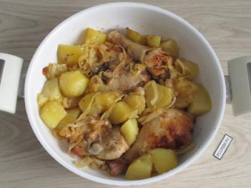 Курица с картошкой в томатном соусе на сковороде. Рецепт: