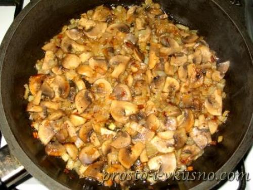 Курица с овощами и грибами на сковороде. Куриное филе с шампиньонами и маринованными огурчиками