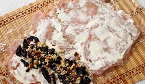 Рулетики с черносливом из курицы. Как приготовить куриный рулет с черносливом