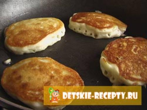 Пышные банановые оладьи на кефире. Оладьи пышные для детей (без яиц) с бананом — фото рецепт