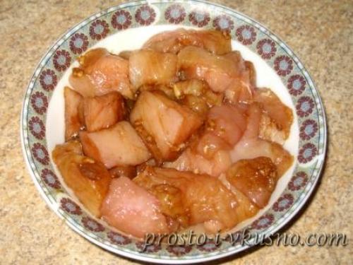 Курица с овощами и грибами на сковороде. Куриное филе с шампиньонами и маринованными огурчиками