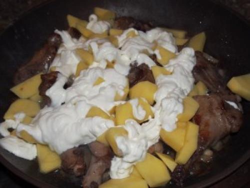 Утиные крылышки с яблоками. 681. Утиные крылышки с картошкой, тушеные в сметане