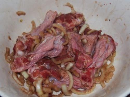 Утиные крылышки с яблоками. 681. Утиные крылышки с картошкой, тушеные в сметане