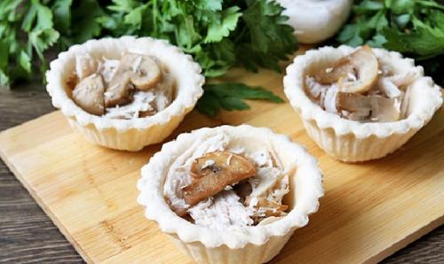 Жульен в грибных шляпках. Жульен в тарталетках с курицей и грибами