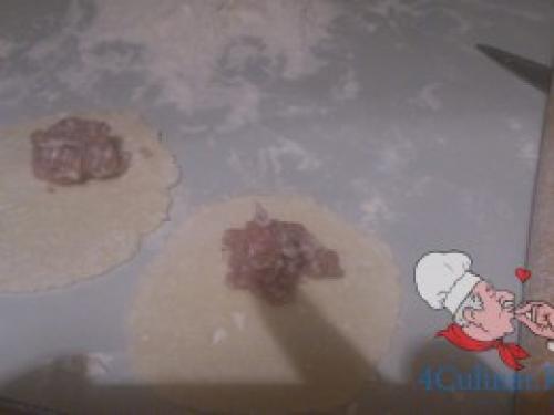 Сочные чебуреки со свининой. Чебуреки из свинины