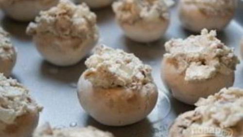 Фаршированные шампиньоны с беконом и сыром. Шампиньоны, фаршированные беконом и сыром 03