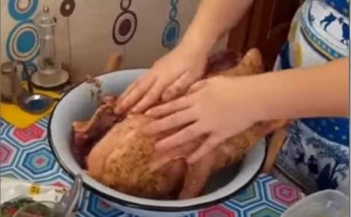 Гусь с картофелем в духовке. Гусь в духовке с картошкой в рукаве: рецепт