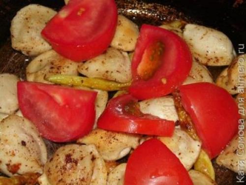 Жареные пельмени с помидорами и сыром, рецепты с фото