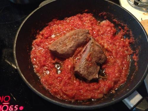 Печень говяжья с луком и помидорами. рецепт 885. Говяжья печень с помидорами, луком и сливками.