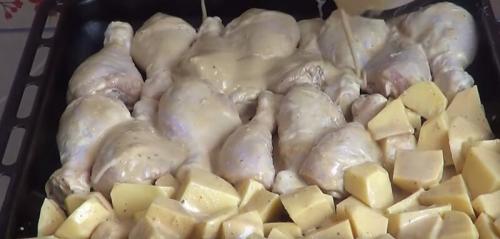 Вкусно запечь куриные ножки. Куриные ножки в духовке с картошкой