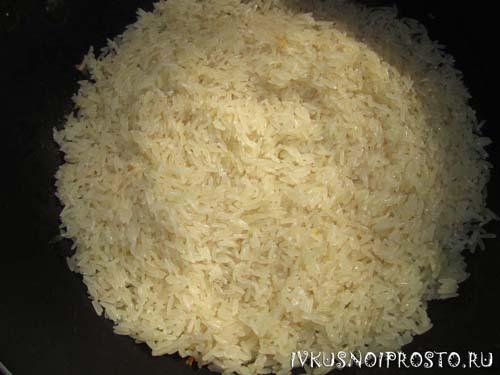 Рис в томатной пасте на сковороде. Томатный рис