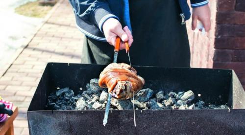 Как приготовить рульку на мангале. Свиная рулька на гриле для пивной вечеринки 02 Как приготовить рульку на мангале. Свиная рулька на гриле для пивной вечеринки 02