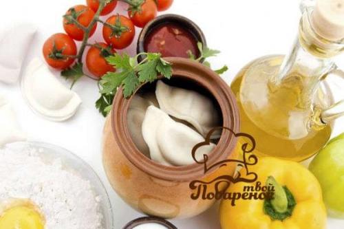 Тушеные пельмени с помидорами.