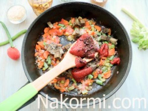 Рис с овощами и томатной пастой. Процесс приготовления 04