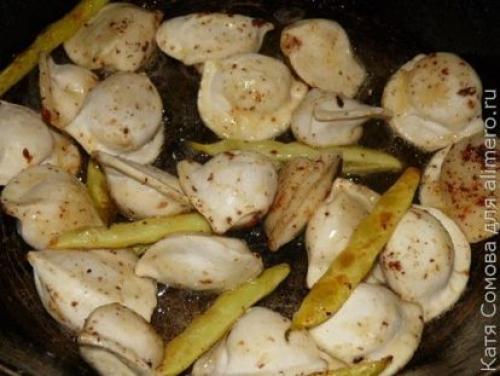 Пельмени жареные с помидорами. Жареные пельмени с помидорами и сыром, рецепты с фото
