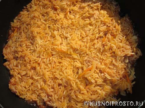 Рис в томатной пасте на сковороде. Томатный рис