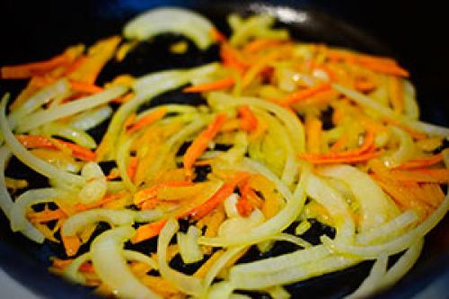 Рис с сосисками и томатной пастой. Универсальная подлива из сосисок на скорую руку