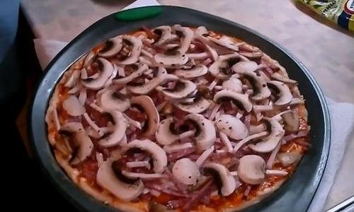 Пицца с курицей колбасой помидорами и сыром. Пицца с сыром, помидорами и болгарским перцем