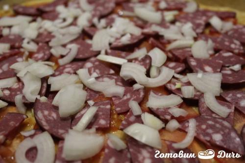 Пицца с луком колбасой и сыром. Пицца с колбасой и луком на тонком тесте 14 Пицца с луком колбасой и сыром. Пицца с колбасой и луком на тонком тесте 14