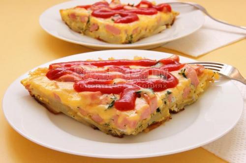 Жареная картошка с сосисками и сыром. Ленивая пицца: жареная картошка с сосисками под омлетом и сыром