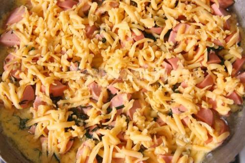 Жареная картошка с сосисками и сыром. Ленивая пицца: жареная картошка с сосисками под омлетом и сыром