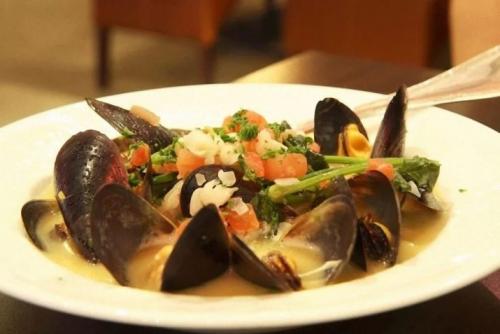 Мидии в красном вине. С овощами в вине