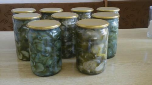 Огуречный салат на зиму. Салатик из огурцов Зимний король (стерилизация не требуется)