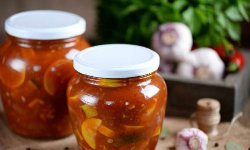 Лечо пальчики оближешь с чесноком. Лечо из кабачков с томатной пастой и чесноком