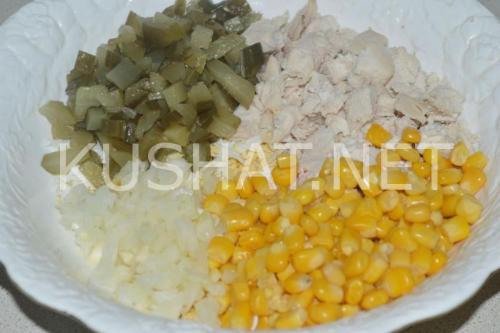 Салат с курицей и кукурузой и солеными огурцами. Салат с курицей, кукурузой, сыром – рецепт