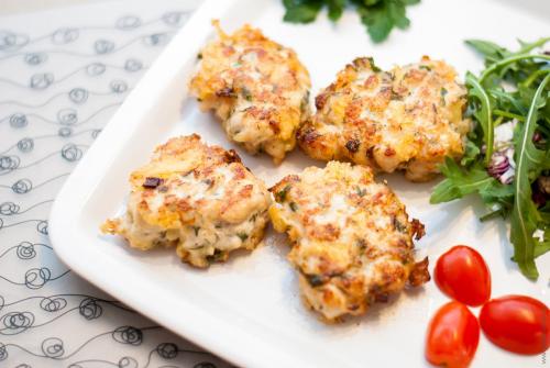 Рубленые куриные котлеты с сыром без крахмала.