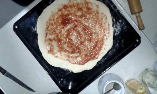 Пицца с курицей колбасой помидорами и сыром. Пицца с сыром, помидорами и болгарским перцем