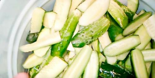 Салат из свежих огурцов на зиму. Салат из огурцов на зиму пальчики оближешь с луком