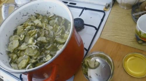 Огуречный салат на зиму. Салатик из огурцов Зимний король (стерилизация не требуется)