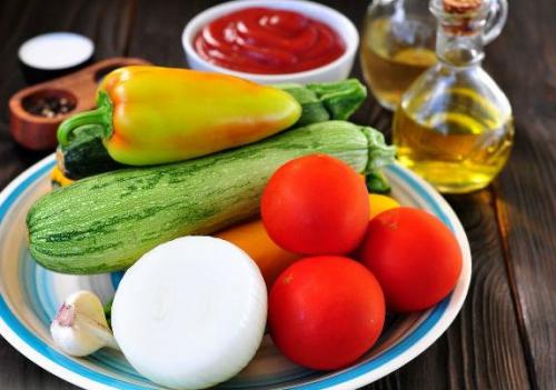 Лечо пальчики оближешь с чесноком. Лечо из кабачков с томатной пастой и чесноком