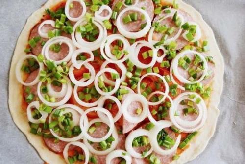 Пицца с луком колбасой и сыром. Пицца с колбасой и луком на тонком тесте
