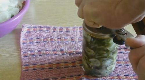 Огуречный салат на зиму. Салатик из огурцов Зимний король (стерилизация не требуется)