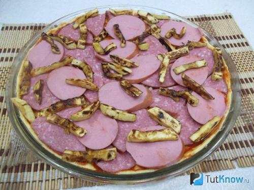 Пицца с луком колбасой и сыром. Пицца с колбасой и луком на тонком тесте 08 Пицца с луком колбасой и сыром. Пицца с колбасой и луком на тонком тесте 08