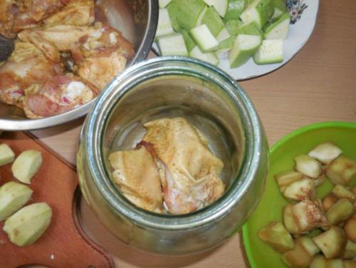 Как приготовить курицу с картошкой в духовке на противне. Как приготовить курицу в духовке с картошкой и хрустящей корочкой в банке