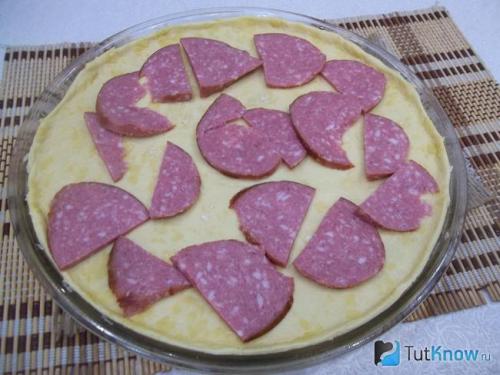 Пицца с луком колбасой и сыром. Пицца с колбасой и луком на тонком тесте 07 Пицца с луком колбасой и сыром. Пицца с колбасой и луком на тонком тесте 07