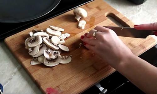 Пицца с курицей колбасой помидорами и сыром. Пицца с сыром, помидорами и болгарским перцем