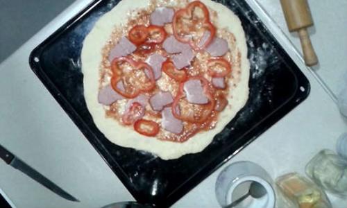 Пицца с курицей колбасой помидорами и сыром. Пицца с сыром, помидорами и болгарским перцем