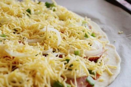 Пицца с луком колбасой и сыром. Пицца с колбасой и луком на тонком тесте